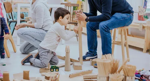Atrás da porta - atelier de contrução com materiais de fim aberto